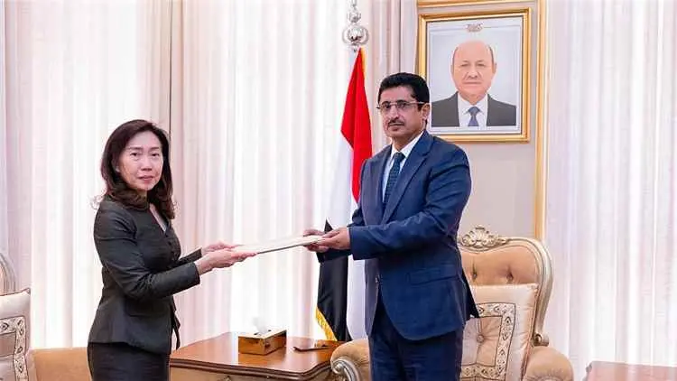 وكيل وزارة الخارجية يتسلم نسخة من أوراق اعتماد سفي...