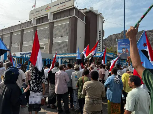 وقفة احتجاجية أمام شركة النفط بالعاصمة عدن رفضًا ل...