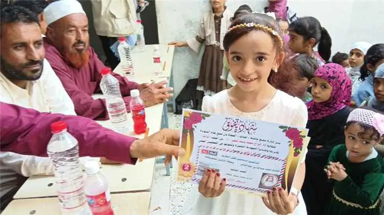 مجمع عائشة للبنات بيافع رُصُد تكرم أوائل الطالبات...