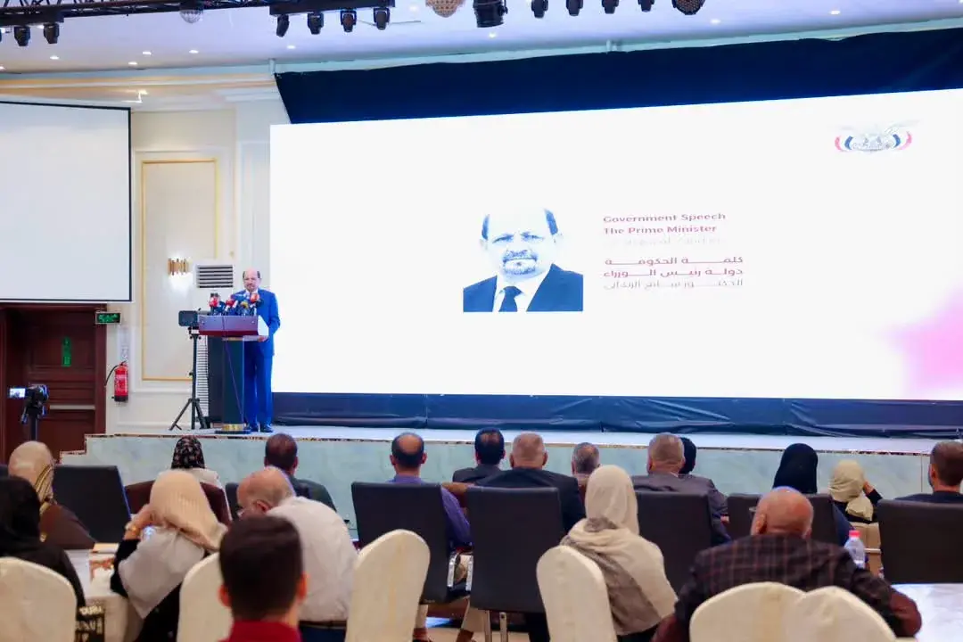 رئيس الوزراء يدشن في عدن إعادة إصدار الجريدة الرسم...