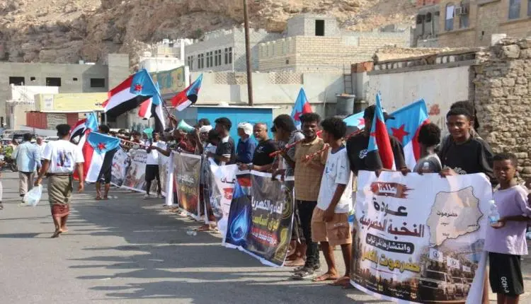 انتقالي حضرموت ينظم وقفة احتجاجية أمام بوابة ميناء المكلا