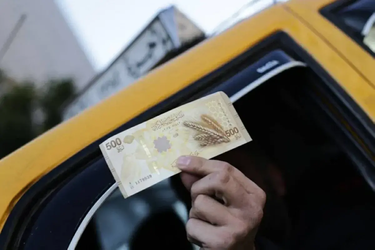تراجع الليرة السورية مقابل الدولار في السوق المواز...