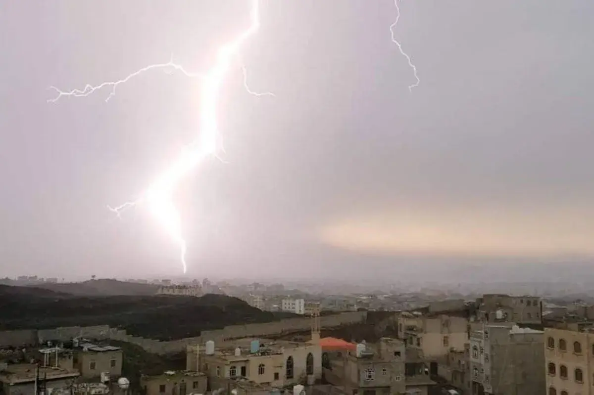 وفاة وإصابة 7 أشخاص بصواعق وانهيارات منازل في حجة...