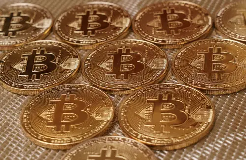 "البيتكوين" تتجاوز 77 ألف دولار لأول مرة منذ 26 ما...