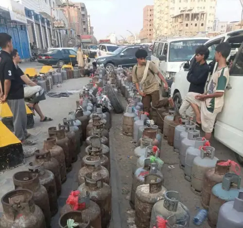 أزمة الغاز المنزلي  في عدن..  معاناة مستمرة تفاقم...
