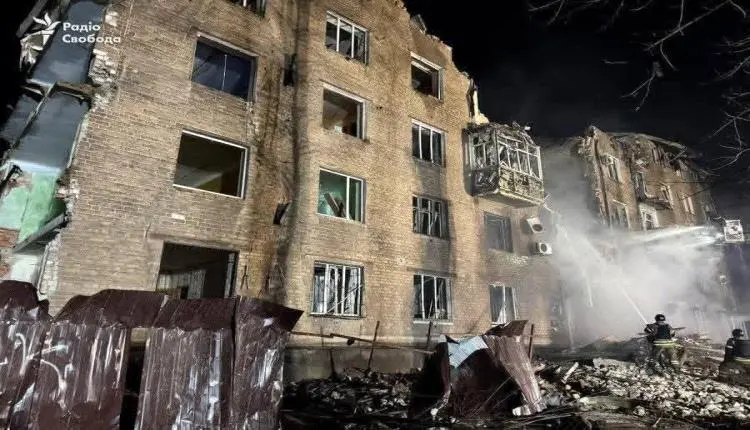 18 قتيلا وعشرات الجرحى بضربات جوية على مسقط الرئيس...