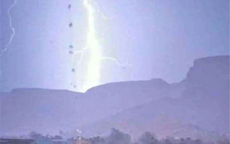 وفاة عامل واصابة 3 اخرين بصاعقة رعدية في حضرموت
