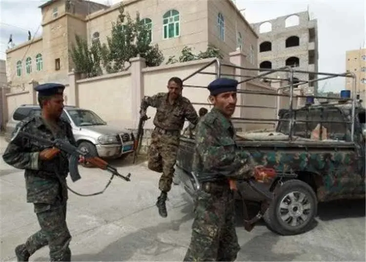 جماعة الحوثي تشدد قبضتها الأمنية في إب