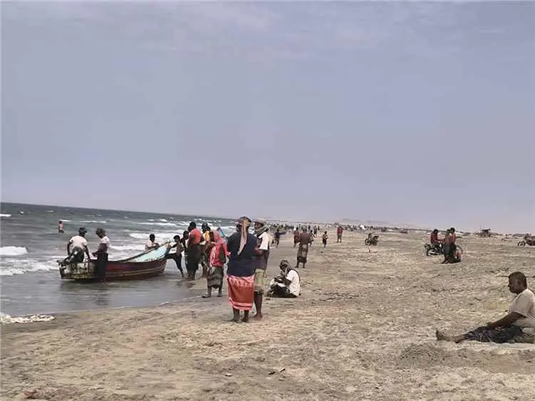 إقبال واسع على سواحل أحور للاستحمام بـ "البلدة" وم...