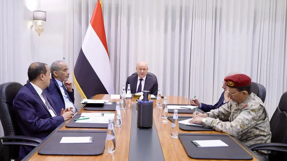 العبث من خلف الستار.. القرارات غير المعلنة من مجلس القيادة تعكس فساداً إدارياً وتغليباً للمحسوبية والمناطقية