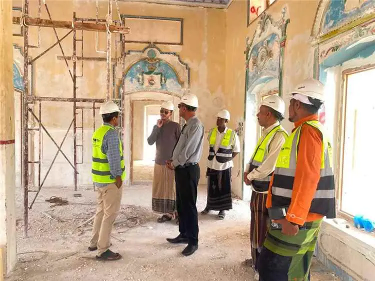 مدير عام المكلا يتفقد سير العمل في مشروع ترميم قصر...