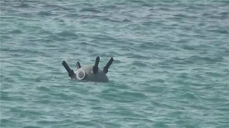 القوات البحرية تتعامل مع لغم حوثي في باب المندب وت...