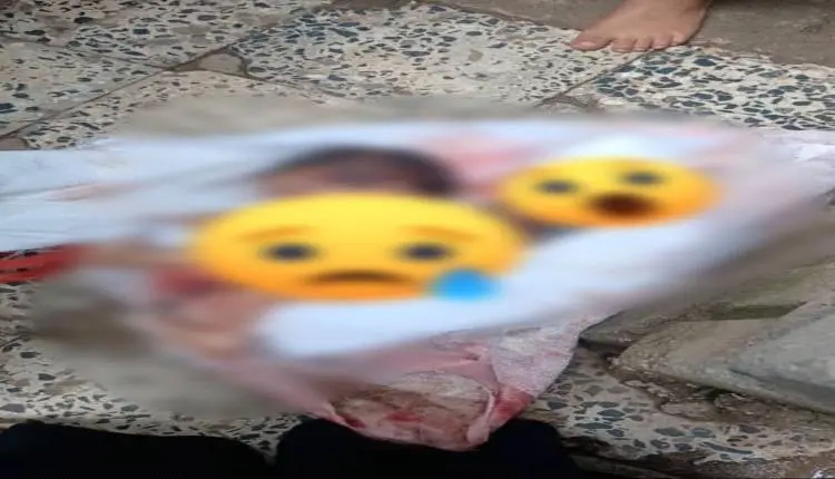رمي رضيعة حديثة الولادة في العراء والكلاب تنهش جثم...
