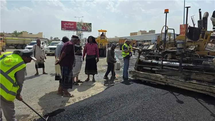 تواصل أعمال سفلتة شوارع عتق ضمن خطة تنموية شاملة ل...