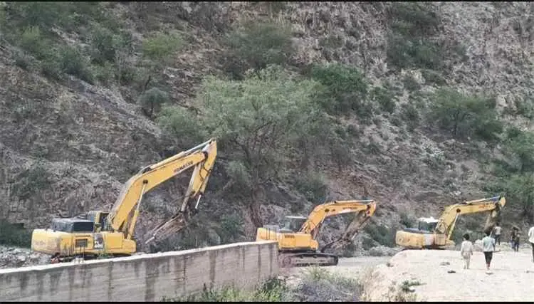 وصول طريق يافع الكبير إلى مركز سرار بعد عقود من الانتظار