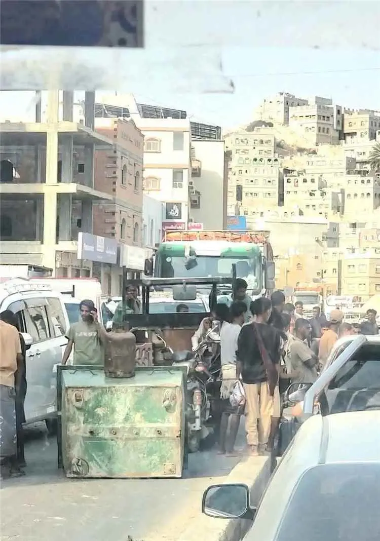 مواطنون في المكلا يحتجون على أزمة الغاز المنزلي