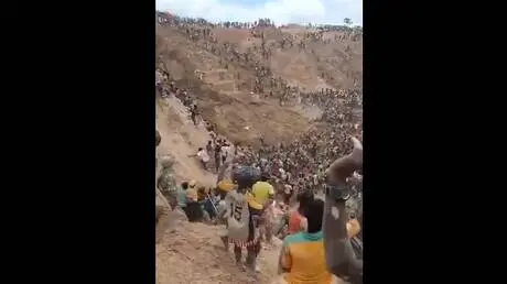 مقاطع فيديو لأولى لحظات انهيار منجم الذهب بإفريقيا...