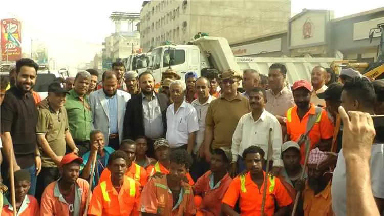 اليزيدي وسالمين يدشنان حملة نظافة واسعة في المنصور...