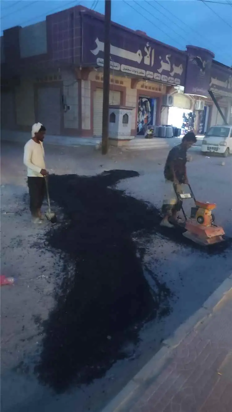 صيانة وردم الحفر والتشققات في عدد من شوارع عاصمة م...