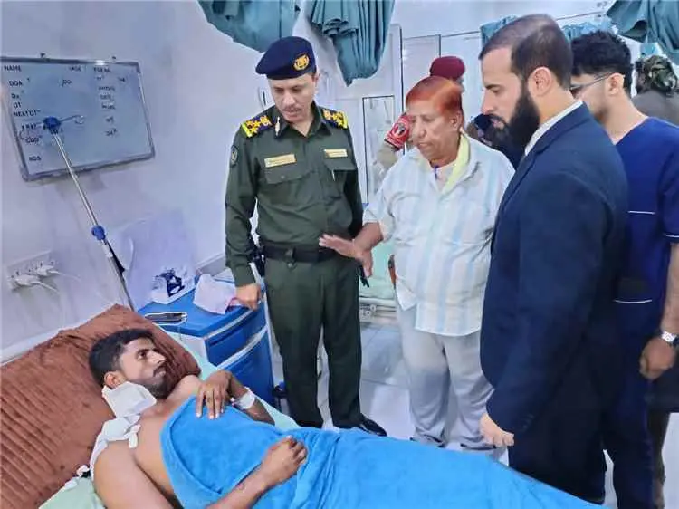 محافظ أبين يزور أفراد الأمن الوطني المصابين في الح...