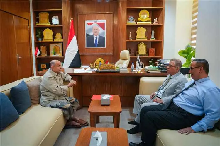 عضو مجلس القيادة محافظ حضرموت يناقش مع وكيل وزارة...