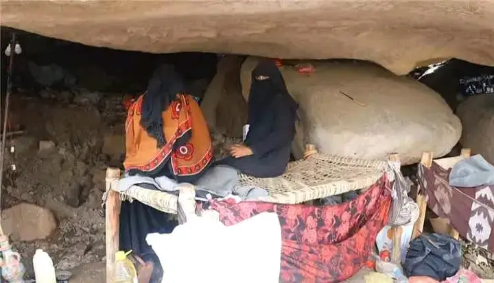 الحوثي يُجبر عشرات الأسر على ترك منازلها في الحديدة والإحتماء تحت الصخور