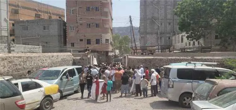 وقفة حاشدة في كريتر للدفاع عن حرم معبد أثري ومطالب...