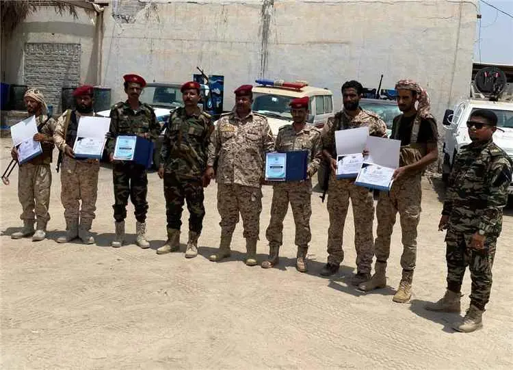 خفر السواحل بحضرموت يكرّم منتسبي القطاع الشرقي تقد...