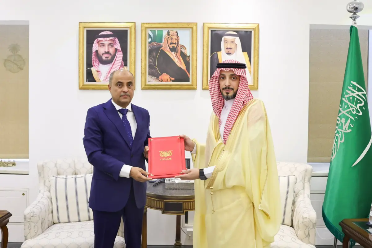 السفير بن بريك يسلّم نسخة من أوراق اعتماده لوزارة...