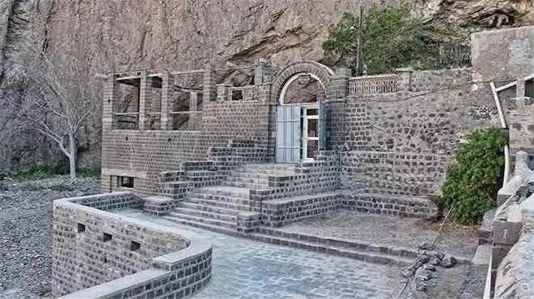 كاتب صحفي يحذر من استمرار البسط والعبث بمعالم عدن...