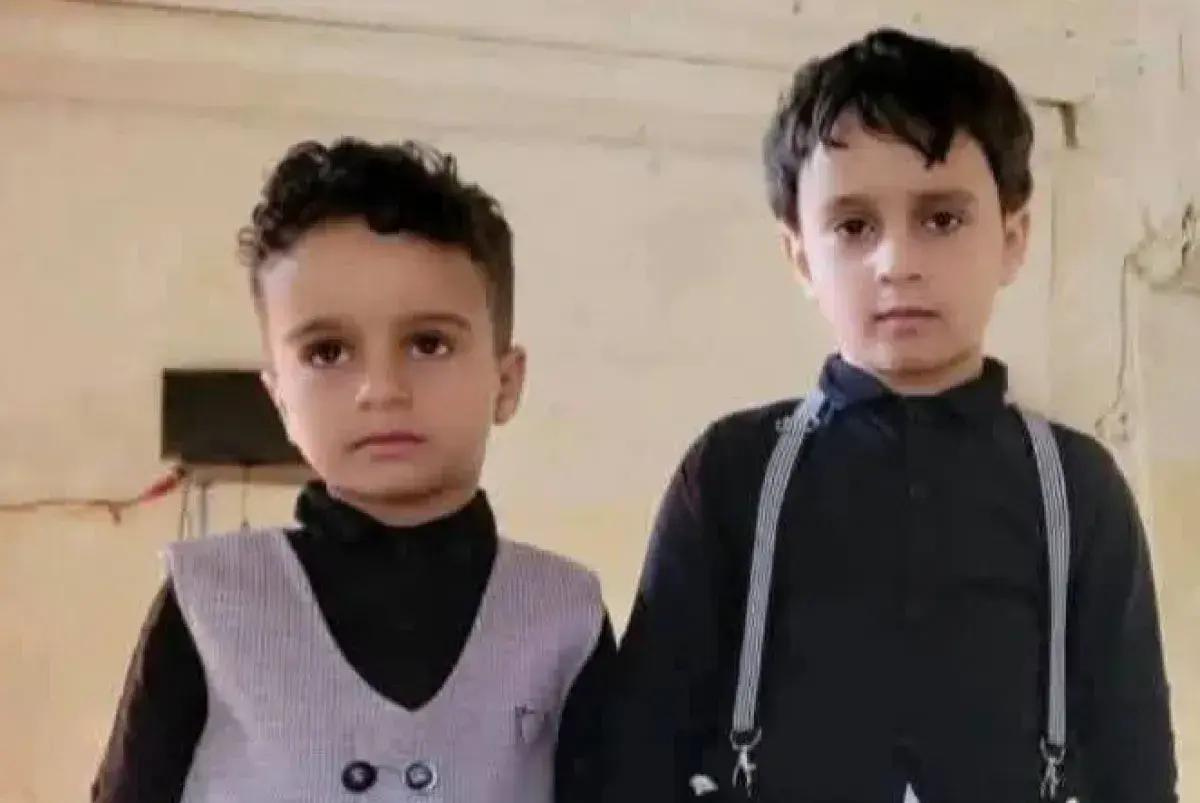 مصرع طفلين شقيقين دهساً بطقم حوثي أمام مدرستهما بع...