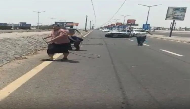 مدير كهرباء عدن يقود حملة فتح الخط البحري وإعادة ا...