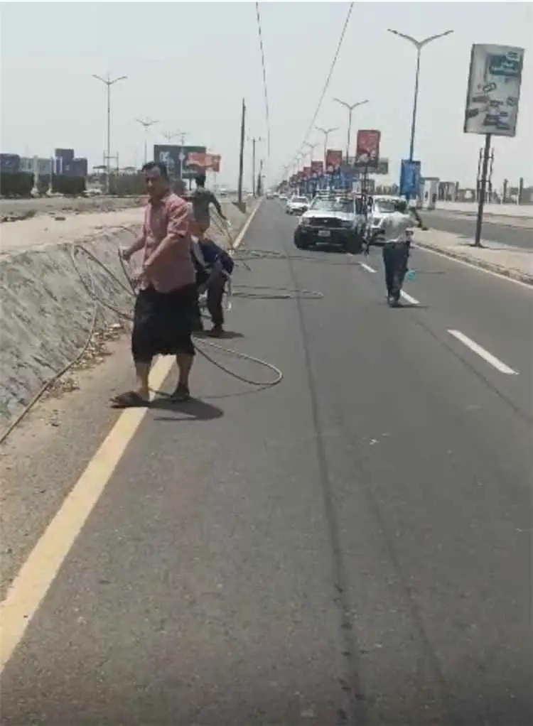 مدير كهرباء عدن يقود حملة فتح الخط البحري وإعادة ا...