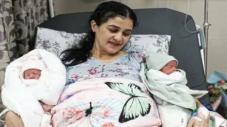 من خلف القضبان إلى حضن الحياة.. ولادة توأم من نطفة مهربة لأسير فلسطيني في سجون إسرائيل