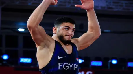 رسميا.. سحب الميدالية الفضية من مصارع مصري في دورة...