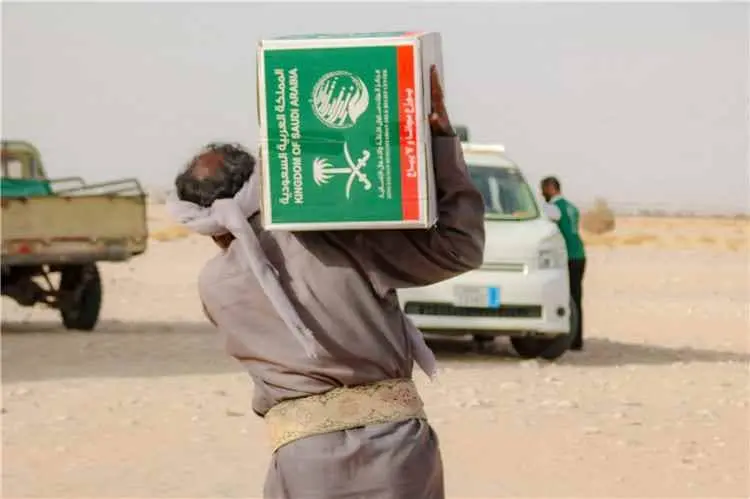 مركز الملك سلمان يقدم مساعدات غذائية عاجلة لأكثر م...