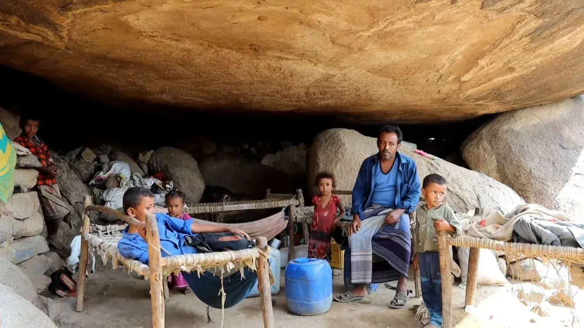 158 أسرة هربت من جحيم القصف الحوثي إلى حيس والخوخة...