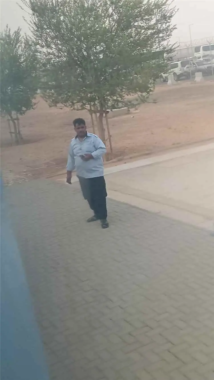 ركاب حافلة دولية عالقون عند المنفذ السعودي بسبب غي...