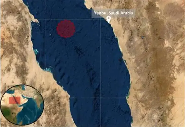 إصابة ناقلة نفط قبالة ينبع واندلاع حريق على متنها