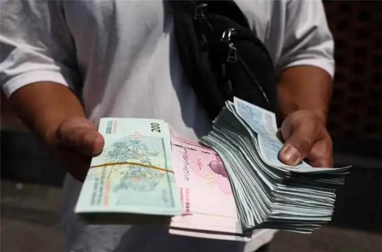 الريال الإيراني يتجاوز حاجز مليوني ريال للدولار