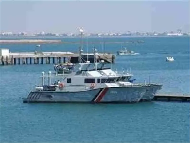 خفر السواحل تضبط سفينة محملة بمواد مهربة قبالة سوا...