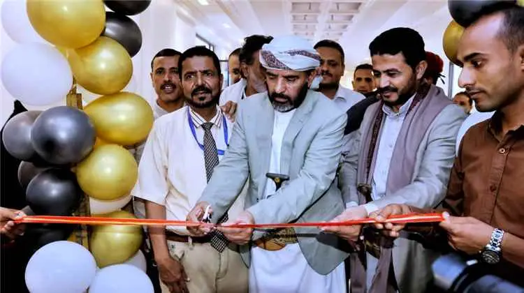 وكيل محافظة مأرب يفتتح مركزا طبيا لتقويم وزراعة ال...