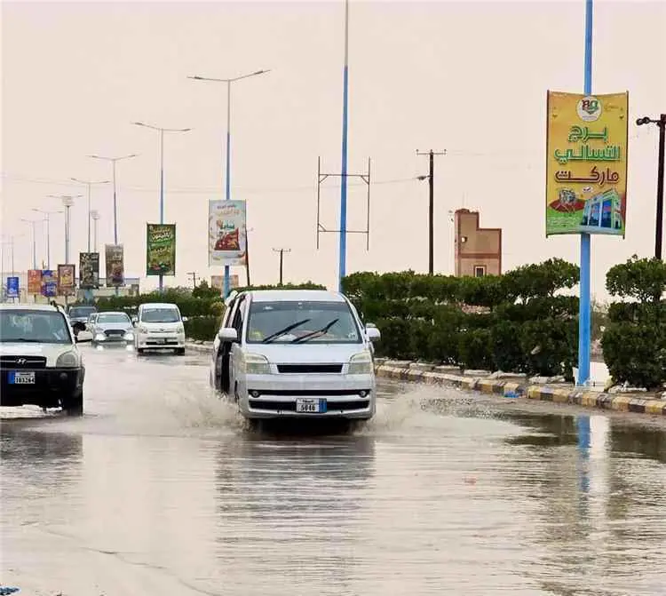 أمطار غزيرة تهطل على مدينة عتق وتنعش أجواء شبوة