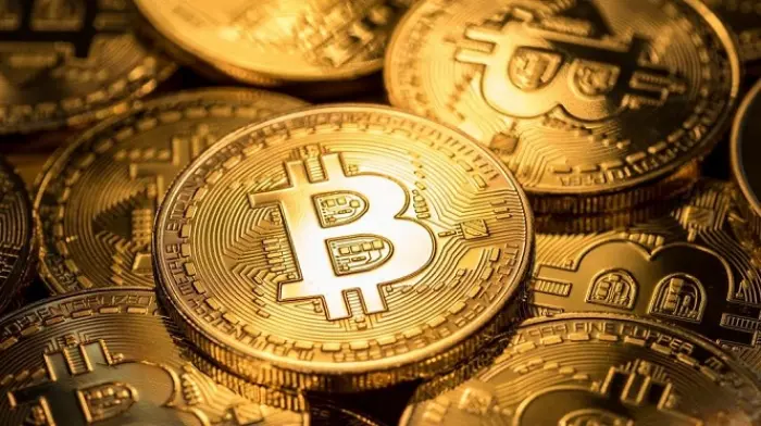 تباين العملات المشفرة مع اقتراب البيتكوين من 77.5...