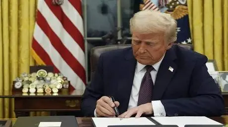 ترامب يهدد برفع الرسوم الجمركية على كندا إلى 50% ب...