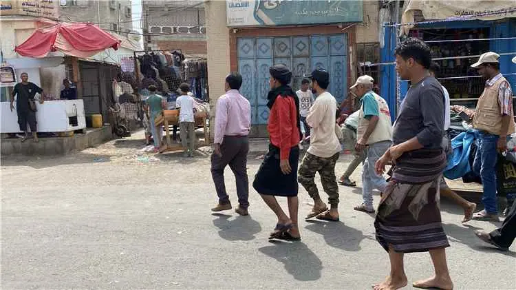 السلطة المحلية بخورمكسر تنفذ حملة لإزالة العوائق م...