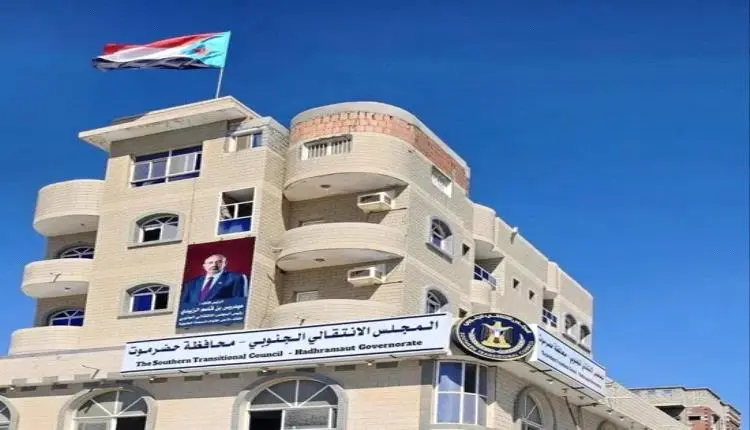 قوة أمنية وعسكرية تفرض حصارًا على مقر الانتقالي با...