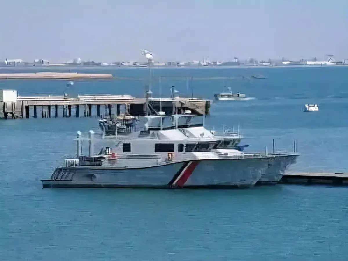 خفر سواحل خليج عدن يحبط تهريب شحنة سجائر ومواد متن...