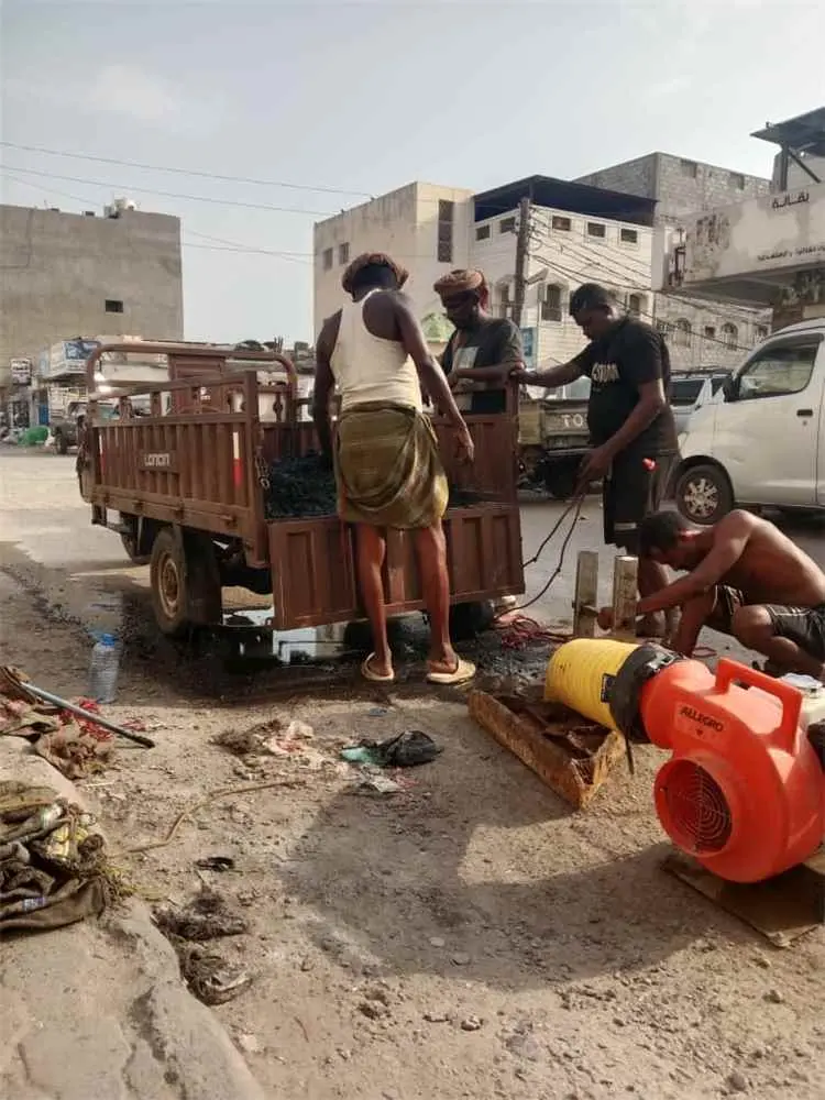 فرق الصرف الصحي بعدن تواصل تنفيذ أعمالها اليومية ف...