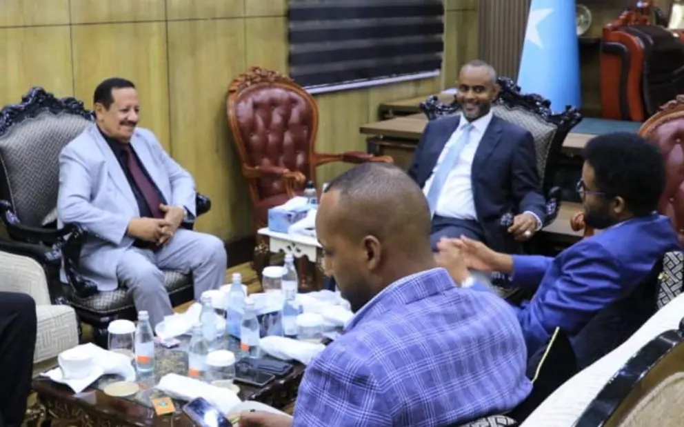 سفير اليمن يبحث مع رئيس البرلمان الصومالي سبل تعزي...